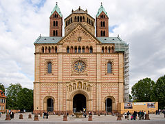 Fachada neorromânica de la catedral de Espira; la nueva ala oeste de Heinrich Hübsch, destaca claramente de la parte más antigua del edificio.