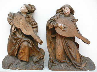 Anges à la vièle et au luth. Sculpture sur bois de tilleul, Allemagne (v. 1490) - Musée de Bode, Berlin. (définition réelle 3 051 × 2 277)
