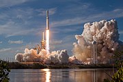 A Falcon Heavy startja 2018. február 6-án, néhány tizedmásodperccel az indítást követően[7]