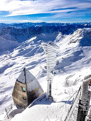 Foto von der Zugspitze im Winter (Januar 2019), a view down to Zugspitzplatt with snow.