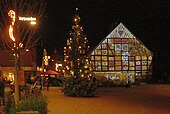 Weihnachtsbeleuchtung auf dem Marktplatz mit dem illuminierten Haus Steinweg 25