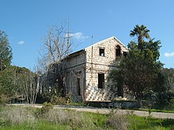 המבנה המרכזי העשוי מאבן, בכפר הילדים בעפולה (צולם ב-2008)