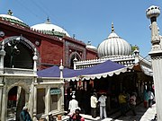Dargah - grobnica sufijskega svetnika Nizamudina Aulije ter pesnika in glasbenika Amirja Khusra v Delhiju.