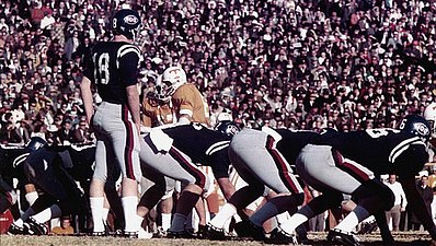 Archie Manning, debout derrière la ligne offensive de Ole Miss en 1969.