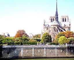 Nábřeží s katedrálou Notre-Dame