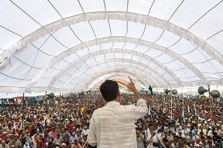 Раджагопал Путхан Ветил обращается к 25 000 слушателей на открытии Джанадеш-2007 в Гвалиоре (Индия)