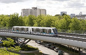 Une rame sur le viaduc de Pontchaillou et vue d'une des piles.