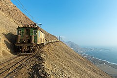 第3席: High above Tocopilla, Chile, one of SQMs Boxcabs coasts downhill to the Reverso switchback. Attribution: Kabelleger / David Gubler (CC BY-SA 4.0)