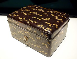 Coffret de toilette (tebako). XIIIe siècle. Bois, décor de pluviers en maki-e. Musée national de Tokyo