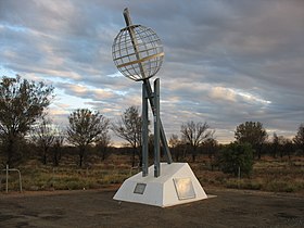 Monumento que marca el Trópico de Capricornio al norte de Alice Springs, Territorio del Norte