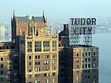 Вывеска «TUDOR CITY» на одном из зданий квартала