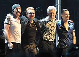 U2 на концерті в Чикаго в 2015 році. Зліва направо: Едж, Боно, Адам Клейтон і Ларрі Маллен