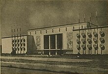 Une façade d'un pavillon de l'exposition