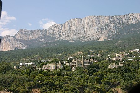 Aloupka, avec le palais Vorontsov et les monts de Crimée