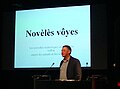 Jacques Warnier prezinte les novelès voyes (aprume l' uzaedje di l' éndjolike) po fé goster l' walon ås efants