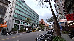 正前方是世新大學管理學院，遠處淺橘色建築是考試院，前方道路是木柵路一段（拍攝於2023年1月）