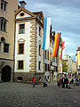 Barokkrådhuset. Den bayerske, den tyske og byen Regensburgs faner henger foran i anledning pavevalget.