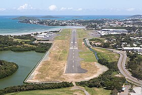 La piste de l'aéroport de Magenta (IATA: GEA, ICAO: NWWM).