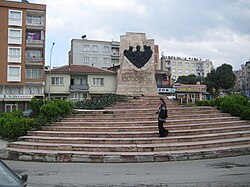 Památník Kenana Evrena v Alasehiru
