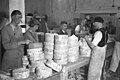 Příprava tylžského sýru (30. léta)