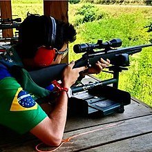 Escoteiro brasileiro aprende a atirar com rifle durante o evento