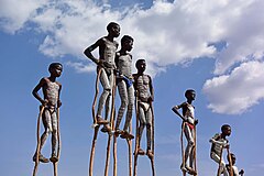 Second place: Banna children in Ethiopia with traditional body painting, playing on wooden stilts. 帰属: WAVRIK (CC-BY-SA 4.0)