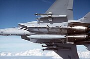 主翼下にAIM-9を4発、胴体下面にAIM-120を4発搭載したF-15C