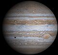 Jupiter in natürlichen Farben mit Schatten des Mondes Europa, aus Fotos der Schmalwinkelkamera der Raumsonde Cassini vom 7. Dezember 2000