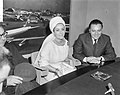Thumbnail for File:Liz Taylor en Richard Burton bij aankomst op Schiphol, waar zij een persconferen, Bestanddeelnr 917-6943.jpg