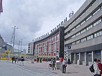 Voorgevel van "Rotterdam Centraal" in mei 2006. Achter de ramen is het woord Exit aangebracht.