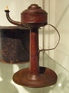 Lampe à huile de baleine du XVIIIe siècle. Feuille de fer avec une mèche en coton d'Allemagne.