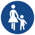 rundes Schild mit weißen Fußgängern (Mutter mit Kind an der Hand) auf blauem Grund