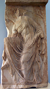 Niké ajustándose la sandalia, del 410 a. C. Era la diosa de la Victoria.