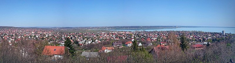 Larĝa panoramo de Balatonalmádi