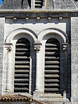 Abat-sons des baies géminées du clocher de l'église de Bassillac.