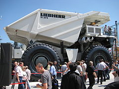 Camión volquete utilizado en minería (dumper).