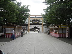 Chūmon Torii mit der Haiden im Hintergrund