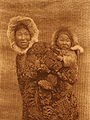 Mujer y niño yupik de Alaska; fotograbado, 1928.