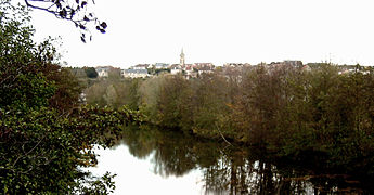 Fleury-sur-Orne depuis l'ancien pont de chemin de fer enjambant l'Orne.