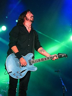 Dave Grohl esiintymässä Tenacious D:n kanssa 2011.