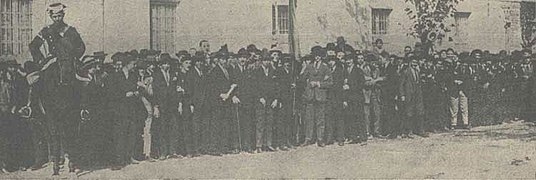 Fundación Joaquín Díaz - Estudiantes americanos y vallisoletanos despues de celebrar la fiesta raza - Valladolid.jpg