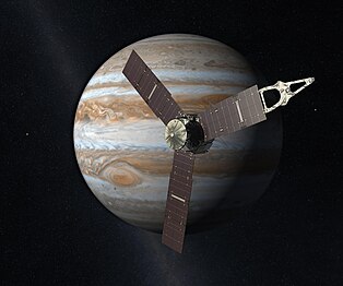 Imagen artística de la sonda espacial Juno, equipada con módulos fotovoltaicos, orbitando el planeta Júpiter.