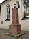 Gedenkstele und -tafeln an der Stadtkirche Brandis