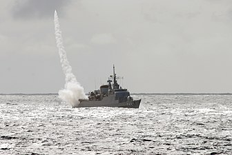 Fragata Independência (F44) disparando misiles antiaéreos Aspide.