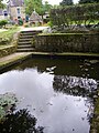 Öffentlicher Waschplatz mit der Quelle Saint-Lubin im Hintergrund