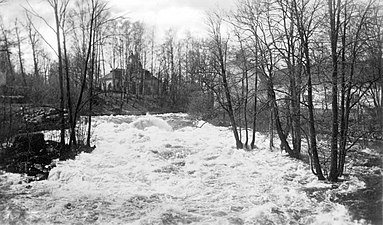 Ludvika ström med fullt vattenpåsläpp, omkring 1935. Ludvika Ulrica kyrka syns i bakgrunden.