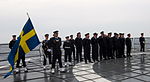 Militär hedersvakt ombord på HMS Belos sydväst om ön Stora Pölsan den 15 april 2013 vid en minneshögtid för besättningen på HMS Ulven.