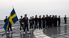 Militär hedersvakt ombord på HMS Belos den 15 april 2013 vid en minneshögtid för besättningen på HMS Ulven.