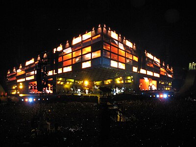 Het driehoekige podium, hier tijdens een concert in het Wembley Stadium.