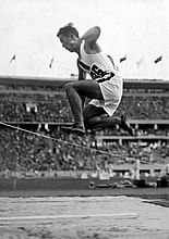 Tajima Naoto errang nach Bronze im Weitsprung mit dem ersten 16-Meter-Sprung der Leichtathletikgeschichte Gold im Dreisprung